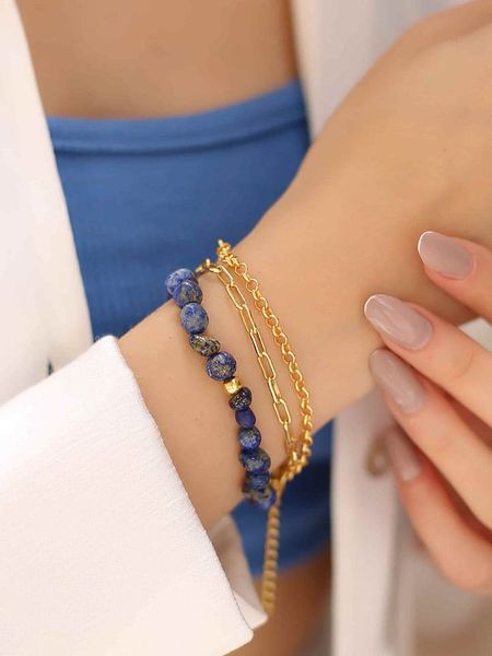Pierres delicates Pozłacana bransoletka z lapis lazuli rozmiar: onesize. Niebieskie bransoletki Pierres delicates, z lazurytem, pozłacane. Za 65,54 zł.