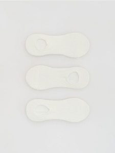 Skarpetki stopki 3 pack - złamana biel. Skarpetki Reserved, bez wzorów. Za 39,99 zł.