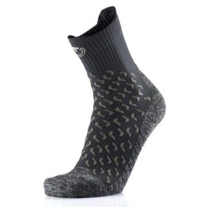 Skarpety trekkingowe doroslych Therm-ic Outdoor UltraCool Crew wysokosc goleni. Brązowe rękawiczki THERM-IC, bez wzorów. Za 86,00 zł.
