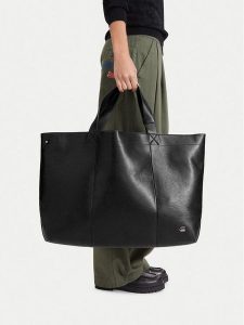 G-Star Raw Torebka C-LDA8820 Czarny. Czarne torebki klasyczne G-Star, bez wzorów, ze skóry, bez dodatków. Za 299,99 zł.