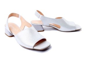 BIOECO BY ARKA 4148 2103 srebro, sandały damskie. Szare sandały Bioeco by Arka, bez wzorów, ze skóry, bez obcasa, na obcasie, bez zapięcia. Za 295,92 zł.