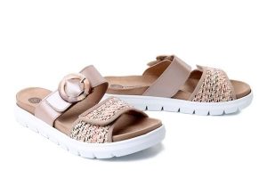 DR. BRINKMANN 701113-08 beige, klapki damskie. Brązowe klapki Dr. Brinkmann, bez wzorów, ze skóry, bez obcasa. Za 309,90 zł.