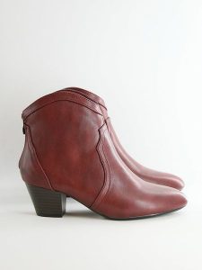 Bellucci Botki w kolorze czerwonym rozmiar: 36. Czerwone botki Bellucci, bez wzorów, bez obcasa, bez zapięcia. Za 152,99 zł.