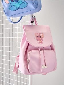 Plecak z kieszonką Stitch - różowy. Czerwone plecaki Sinsay. Za 59,99 zł.