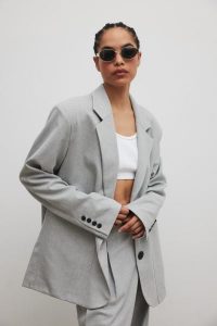 Marynarka typu oversize w kolorze SZARYM - HARLEY. Szare marynarki i żakiety Marsala, m, bez wzorów, z elastanu, eleganckie. Za 499,90 zł.
