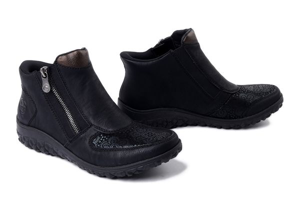RIEKER 59558-00 black, botki damskie. Czarne botki Rieker, bez wzorów, bez obcasa, bez zapięcia. Za 322,92 zł.