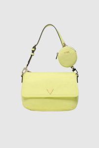 GUESS Żółta torebka z małym portfelikiem eco gemma. Żółte listonoszki Guess, z aplikacjami, z materiału, duże, bez dodatków. W wyprzedaży za 349,99 zł.