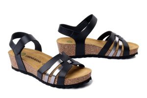 DR. BRINKMANN 710262-01 schwarz, sandały damskie. Czarne sandały Dr. Brinkmann, bez wzorów, ze skóry, bez obcasa, na koturnie, bez zapięcia. Za 289,90 zł.