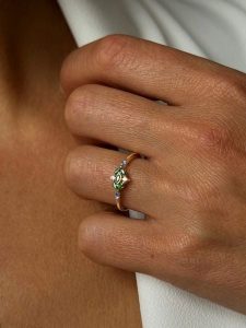 Les Petites Précieuses Pozłacany pierścionek z kamieniami szlachetnymi rozmiar: 58. Zielone pierścionki Les Petites Précieuses, z cyrkonią, pozłacane. Za 76,45 zł.