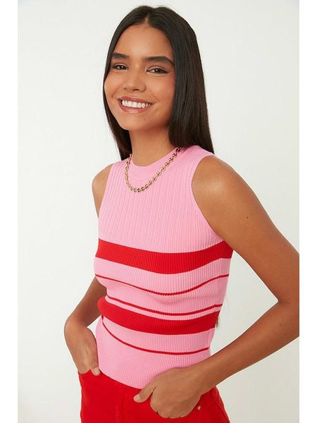 Trendyol Top w kolorze różowo-czerwonym rozmiar: M. Czerwone topy Trendyol, m, bez wzorów, bez kołnierzyka, bez ramiączek. Za 37,12 zł.