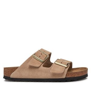 Klapki Birkenstock. Brązowe klapki Birkenstock, bez wzorów, z zamszu, bez obcasa. Za 485,99 zł.