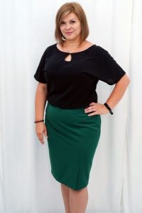 Spódnica prosta elegancka MELA butelkowa zieleń. Zielone spódnice KARKO, na co dzień, plus size, bez wzorów, z elastanu, eleganckie, plus size. Za 69,50 zł.