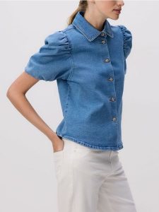 Jeansowa koszula z bufiastymi rękawami - niebieski. Niebieskie koszule Reserved, l, bez wzorów, z bawełny, bez kołnierzyka, bez ramiączek. Za 139,99 zł.