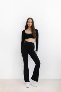 Legginsy dzwony Moonholi Flare z rozszerzanymi nogawkami. Brązowe legginsy MOONHOLI, bez wzorów, z materiału, z podwyższonym stanem. Za 369,00 zł.