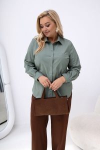 Klasyczna elegancka koszula Violet w miętowym kolorze PLUS SIZE XXL. Zielone koszule Nasi partnerzy, plus size, bez wzorów, z bawełny, bez kołnierzyka, plus size, bez ramiączek. Za 199,90 zł.