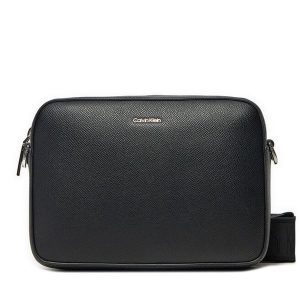Torebka Calvin Klein. Czarne listonoszki Calvin Klein, bez wzorów, bez dodatków. Za 219,99 zł.