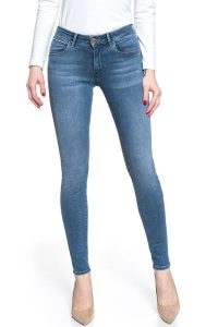 WRANGLER SKINNY SOFT WAVES W28KUS21M 112128345. Niebieskie rurki Wrangler, z jeansu. W wyprzedaży za 99,99 zł.