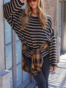 Milan Kiss Sweter w kolorze jasnobrązowo-czarnym rozmiar: S. Brązowe swetry oversize Milan Kiss, s, bez wzorów, ze splotem, bez ramiączek. Za 157,73 zł.