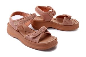 AZALEIA 18451 VERA THERAPY PAP AD AG360 BROWN, sandały damskie. Brązowe sandały Azaleia, bez wzorów, bez obcasa, bez zapięcia. Za 167,92 zł.