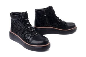 FILIPPO DBT7166/25 BK czarny, botki damskie. Czarne botki Filippo, bez wzorów, z polaru, bez obcasa, bez zapięcia. Za 221,76 zł.