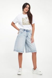 Bermudy damskie jeansowe ARMANI EXCHANGE. Szorty Armani Exchange, bez wzorów, z jeansu. Za 609,00 zł.