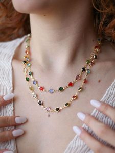 Pierres de Jade Pozłacany naszyjnik z elementami ozdobnymi - dł. 46 cm rozmiar: onesize. Żółte naszyjniki Pierres de Jade, z kryształem, pozłacane. Za 56,99 zł.