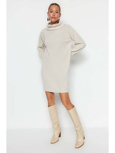 Trendyol Sukienka w kolorze kremowym rozmiar: M. Brązowe sukienki Trendyol, m, bez wzorów, bez kołnierzyka, bez ramiączek, mini. Za 74,11 zł.