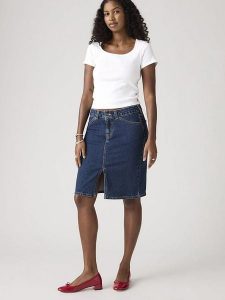 Levi's Spódnica dżinsowa w kolorze granatowym rozmiar: W28. Niebieskie spódnice Levi's®, na co dzień, s, z aplikacjami, ze skóry, midi. Za 159,95 zł.
