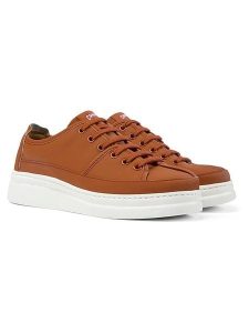 Camper Skórzane sneakersy w kolorze jasnobrązowym rozmiar: 40. Brązowe trampki Camper, bez wzorów, bez zapięcia. Za 329,42 zł.