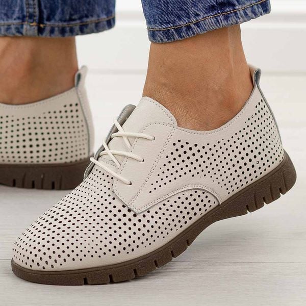 Beżowe ażurowane skórzane półbuty damskie Sergio Leone sp005. Szare półbuty Sergio Leone, na lato, w ażurowe wzory, z jeansu, z okrągłym noskiem, bez obcasa, na płaskiej podeszwie, bez zapięcia. Za 209,00 zł.