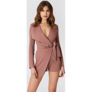Lavish Alice Kombinezon z kopertowym wiązaniem - Pink. Różowe kombinezony marki Lavish Alice, z kopertowym dekoltem, z długim rękawem. W wyprzedaży za 171,98 zł.