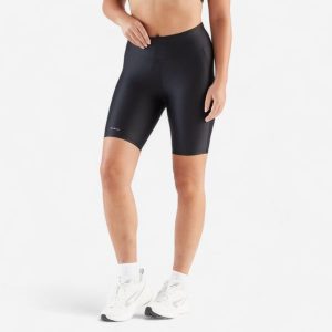 Legginsy do biegania krótkie damskie Kiprun Run 100 Comfort. Czarne legginsy KALENJI, bez wzorów, z elastanu, krótkie. Za 39,99 zł.