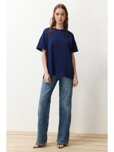 Trendyol Koszulka w kolorze granatowym rozmiar: XL. Niebieskie bluzki Trendyol, xl, bez wzorów, z bawełny, bez kołnierzyka, bez ramiączek. Za 65,85 zł.
