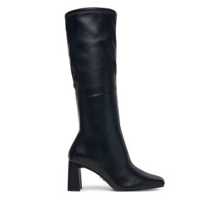 Kozaki Steve Madden. Czarne kozaki Steve Madden, bez wzorów, bez obcasa, na płaskiej podeszwie, bez zapięcia. Za 599,99 zł.