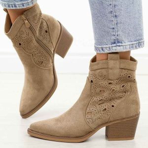 Beżowe ażurowe botki damskie, kowbojki Evento 9452. Brązowe botki eVento, na jesień, w ażurowe wzory, z jeansu, bez obcasa, na obcasie, bez zapięcia. Za 199,00 zł.