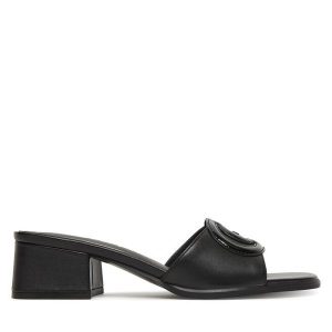 Klapki Guess. Czarne klapki Guess, z aplikacjami, bez obcasa. Za 449,99 zł.
