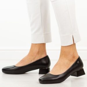 Czarne czółenka damskie na obcasie Sergio Leone Pb417. Czarne czółenka Sergio Leone, bez wzorów, ze skóry, bez obcasa, na obcasie, bez zapięcia. W wyprzedaży za 148,72 zł.