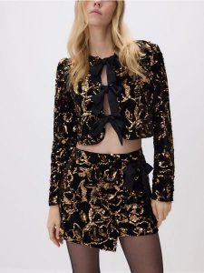 Cekinowa marynarka z kokardami - czarny. Czarne marynarki i żakiety Reserved, l, bez wzorów, z dzianiny. Za 179,99 zł.