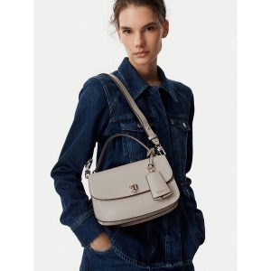 Torebka Guess. Brązowe torebki klasyczne Guess, z aplikacjami, bez dodatków. Za 584,99 zł.