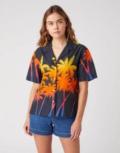 DAMSKA KOSZULA Z KRÓTKIM RĘKAWEM WRANGLER CUBAN SHIRT FADED BLACK W5R36SXV6 112130308. Czarne koszule Wrangler, s, bez wzorów, bez kołnierzyka, bez ramiączek. Za 129,99 zł.