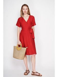ASSUILI Sukienka w kolorze czerwonym rozmiar: 38. Czerwone sukienki Assuili, bez wzorów, bez kołnierzyka, bez ramiączek, midi, kopertowe. Za 130,99 zł.