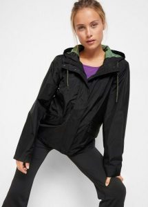Lekka kurtka funkcyjna, hydrofobowa. Czarne kurtki bonprix, bez wzorów. Za 219,99 zł.