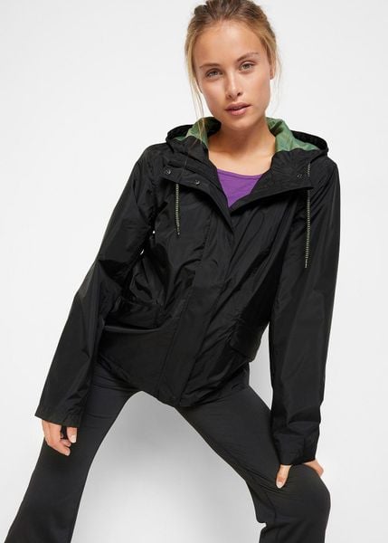 Lekka kurtka funkcyjna, hydrofobowa. Czarne kurtki bonprix, bez wzorów. Za 219,99 zł.