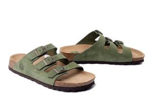 DR. BRINKMANN 701004-07 grun, klapki damskie. Zielone klapki Dr. Brinkmann, bez wzorów, ze skóry, bez obcasa. Za 229,42 zł.