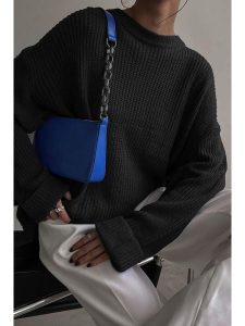 MADMEXT Sweter w kolorze czarnym rozmiar: onesize. Czarne swetry oversize MADMEXT, bez wzorów, ze splotem, bez ramiączek. Za 108,99 zł.