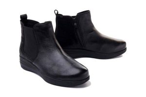 CAPRICE 25454-29 black soft, botki damskie. Czarne botki Caprice, na zimę, bez wzorów, z gumy, bez obcasa, na koturnie, bez zapięcia. Za 399,90 zł.
