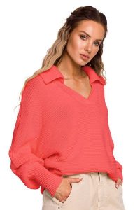 Luźny sweter z dekoltem V i kołnierzykiem brzoskwiniowy. Pomarańczowe swetry klasyczne MOE, m, z jeansu, bez kołnierzyka. Za 259,00 zł.