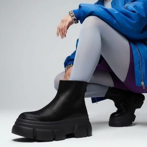 Botki damskie S. Barski, na wysokiej masywnej platformie z brokatową cholewką ze skóry, czarne, MR52-204. Czarne botki S.BARSKI, na zimę, bez wzorów, z jeansu, bez obcasa, na platformie, bez zapięcia. Za 288,99 zł.