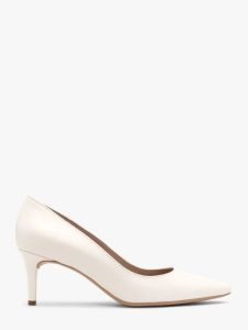 Kremowe ślubne czółenka ze skóry licowej. Brązowe czółenka Ryłko, bez wzorów, z gumy, bez obcasa, na obcasie, bez zapięcia. W wyprzedaży za 279,99 zł.