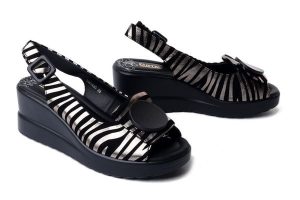 Artiker Relaks 58C0295 black/gold, sandały damskie. Szare sandały Artiker Relaks, bez wzorów, ze skóry, bez obcasa, na koturnie, bez zapięcia. Za 239,90 zł.